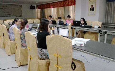  各家的客服美女真是巾幗不讓須眉啊，學習工作兩不誤